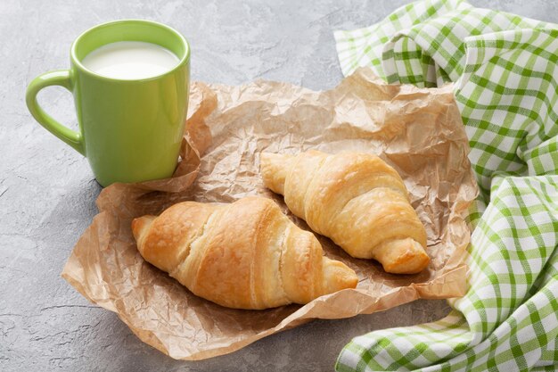 Frische Croissants und Milch