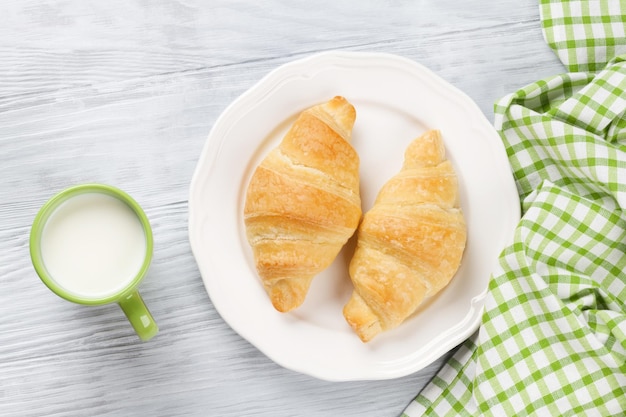 Frische Croissants und Milch