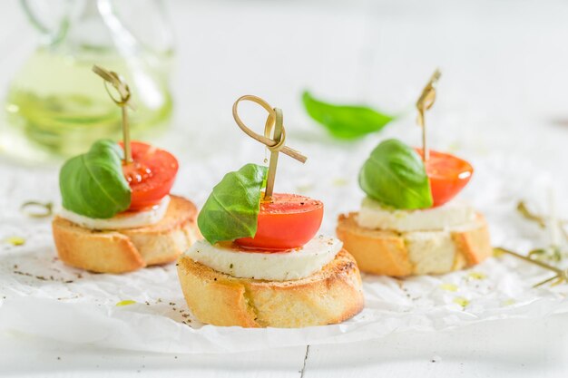 Frische Crostini mit Tomaten-Mozzarella und Basilikum für einen Snack