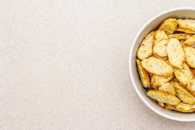 Frische Croutons für heiße Herbstcremesuppen