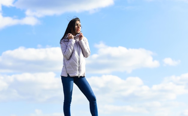 Frische des Windes Frau Model im Freien Frau genießt kühles Wetter Passender Stil und Klasse mit Luxus und Komfort Schönheit und Mode aussehen Windiger Tag Mädchen Jacke bewölktem Himmel Hintergrund