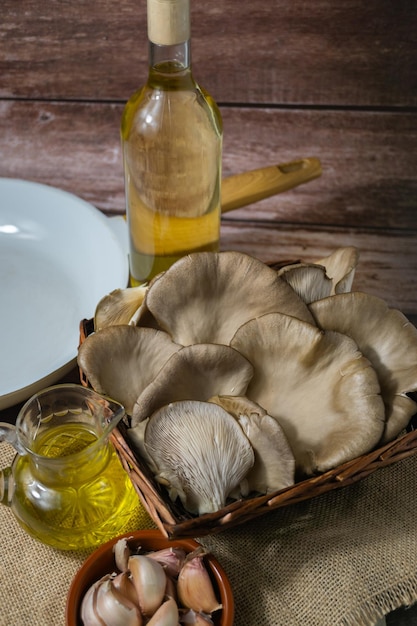 Frische Distelpilze, frisch vom Feld gepflückt, bereit zum Kochen auf Holzhintergrund