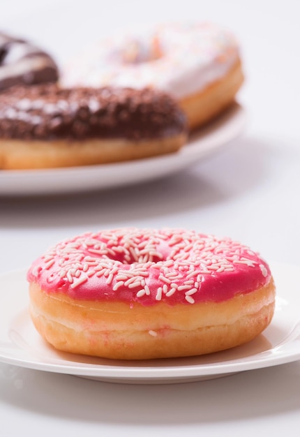 Frische Donuts auf Naturhintergrund