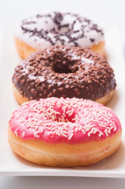 Frische Donuts auf Naturhintergrund