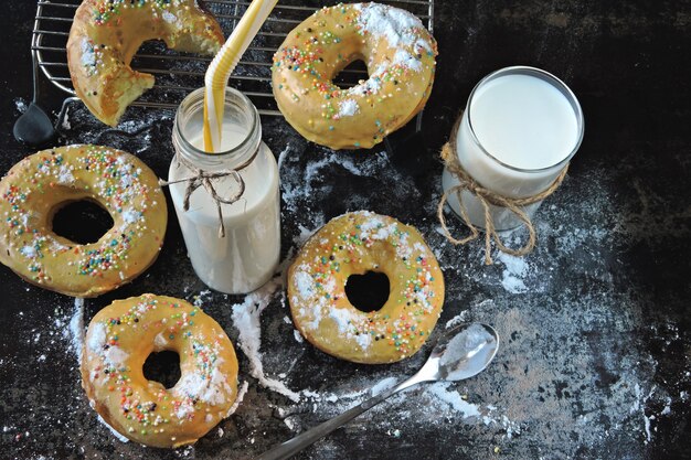 Frische Donuts mit Puderzucker und Milch.