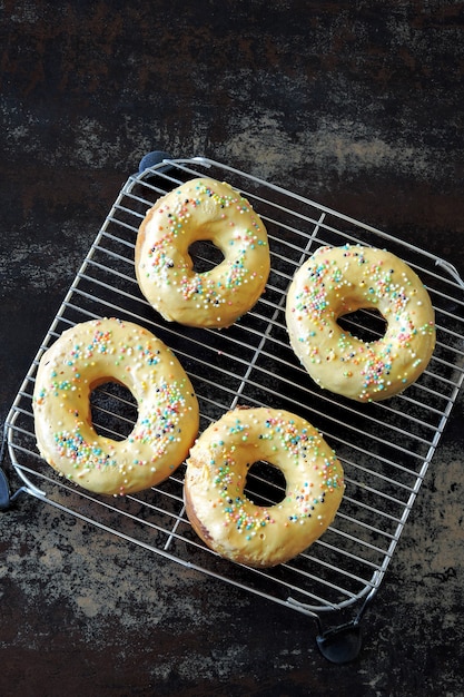 Foto frische donuts mit sahne