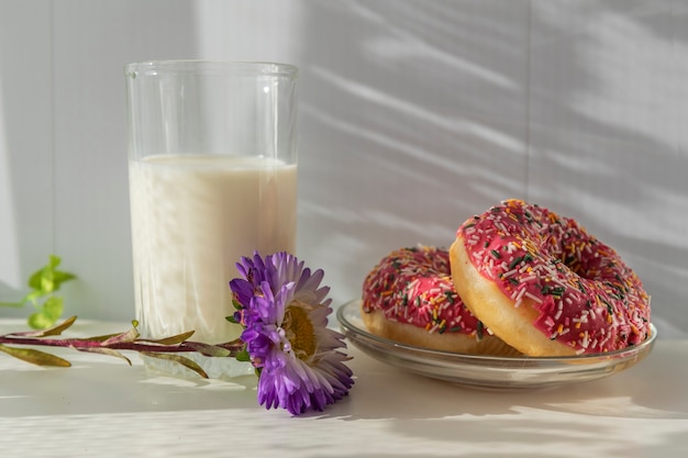 Frische Donuts und ein Glas Milch zum Frühstück.