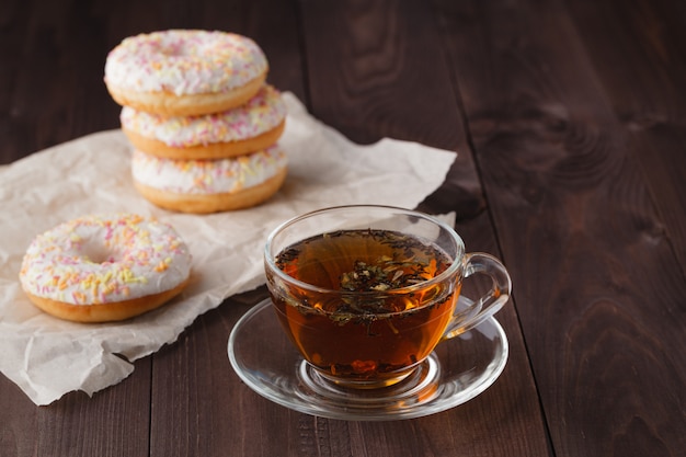 Frische Donuts zum Frühstück mit Tee