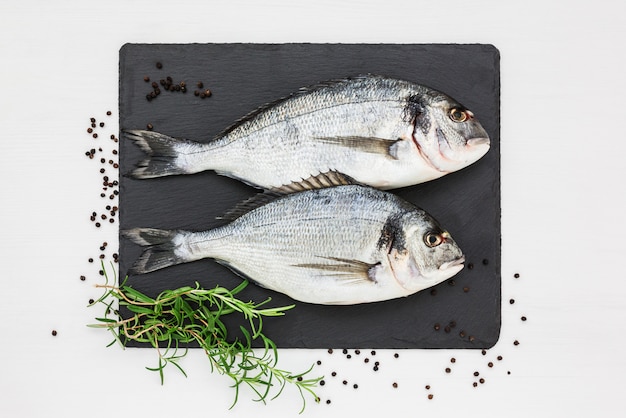 Frische Dorado-Fische auf Schieferschneidebrett Draufsicht, Kopienraum.