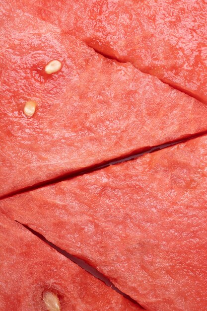 Foto frische dreieckige wassermelonscheiben als hintergrund oder textur für sommerfrüchte vertikales bild