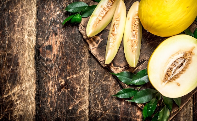 Frische, duftende Melone. Auf dem hölzernen Hintergrund.