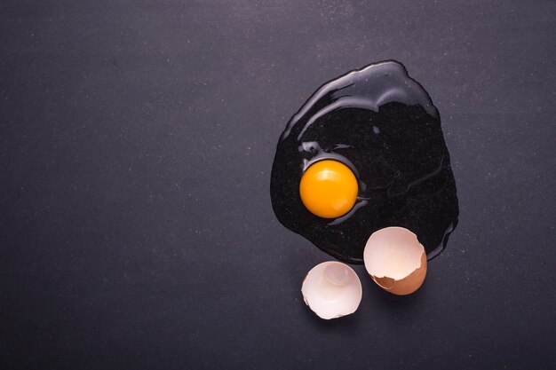 Frische Eier der Draufsicht in der Schüssel auf schwarzem Stein