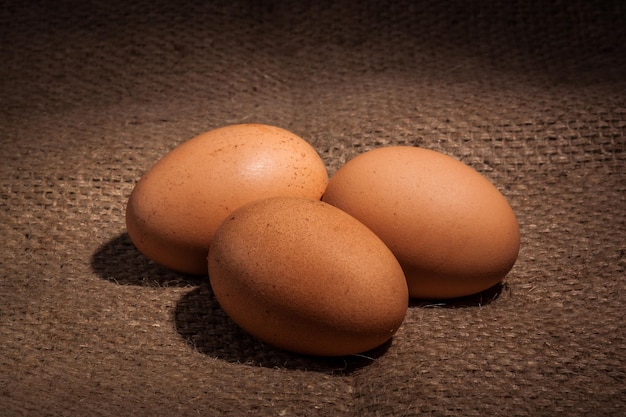 Frische Eier in Tablett oder Tisch hautnah