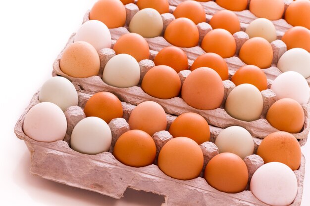 Foto frische eier vom örtlichen bauernhof geliefert.