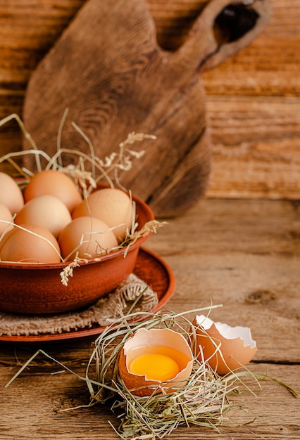 Frische einheimische Eier und zerbrochene Eierschale mit Eigelb