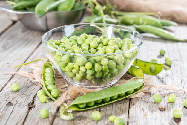 Frische Erbsen auf Holzhintergrund