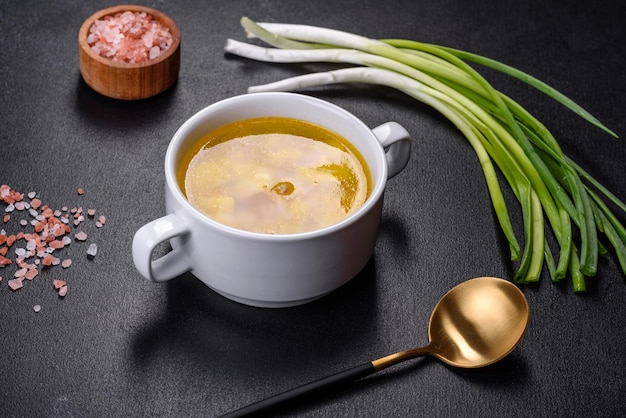 Frische Erbsensuppe in Schüssel auf schwarzem Hintergrund Zu Hause kochen