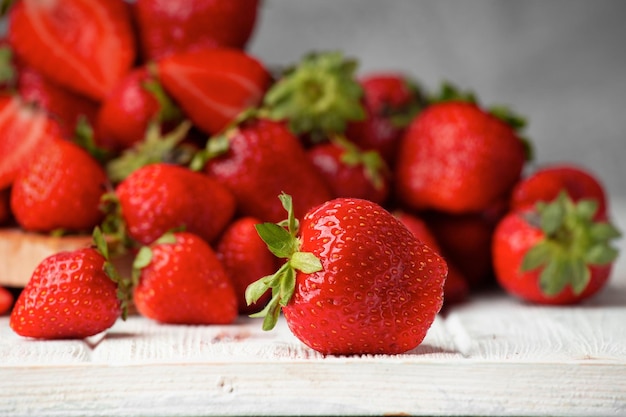 Frische Erdbeere auf hellem Hintergrund Nahaufnahme Selektiver Fokus nützliches Produkt