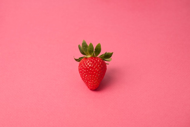 Frische Erdbeere auf rosa Hintergrund