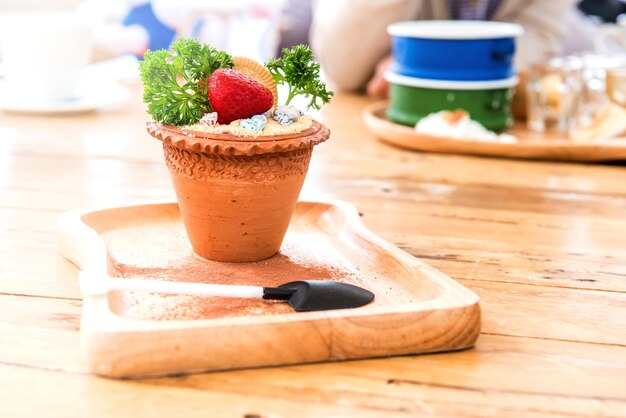 Frische Erdbeere auf süßem Dessert