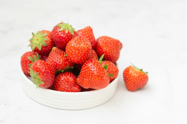 Frische Erdbeere auf Weiß