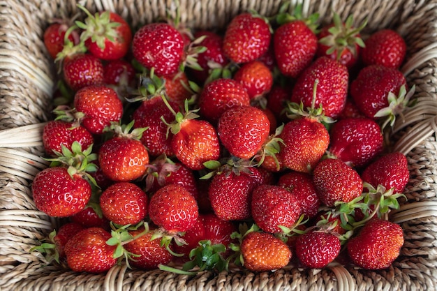 Foto frische erdbeere im korb