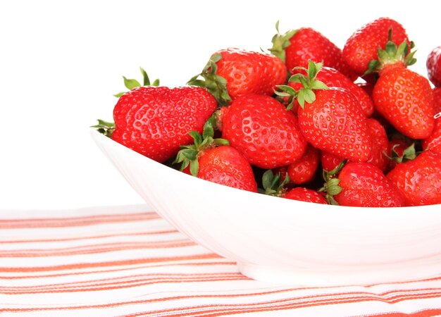 Frische Erdbeere in der Schüssel lokalisiert auf Weiß