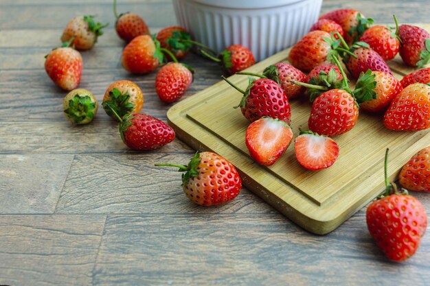 Frische Erdbeere ist eine süße Frucht auf Holztisch