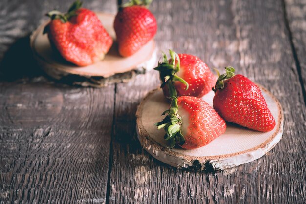 Frische Erdbeeren auf altem Holzhintergrund Gefiltertes Foto