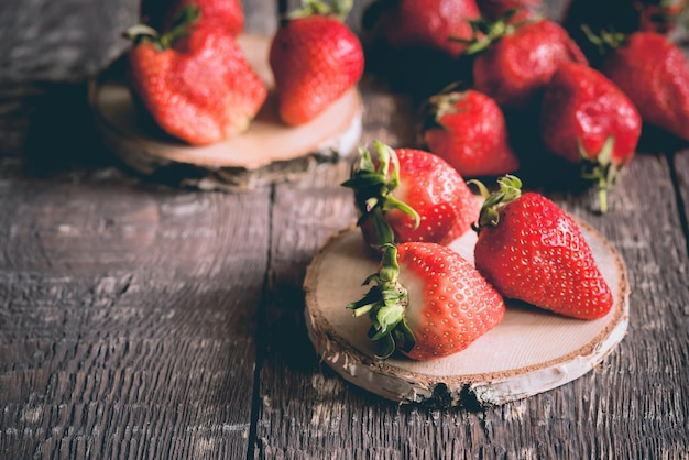 Frische Erdbeeren auf altem Holzhintergrund Gefiltertes Foto