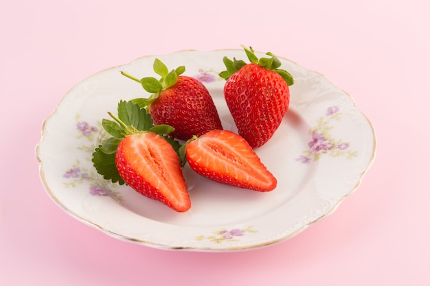 Frische erdbeeren auf altem teller auf rosa hintergrund