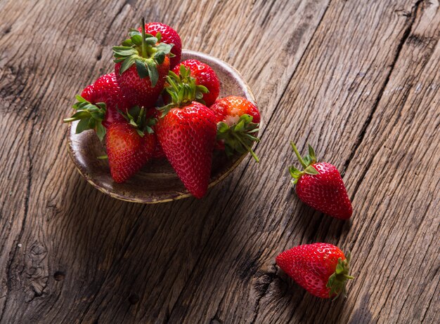 Frische Erdbeeren auf alten hölzernen Hintergrund