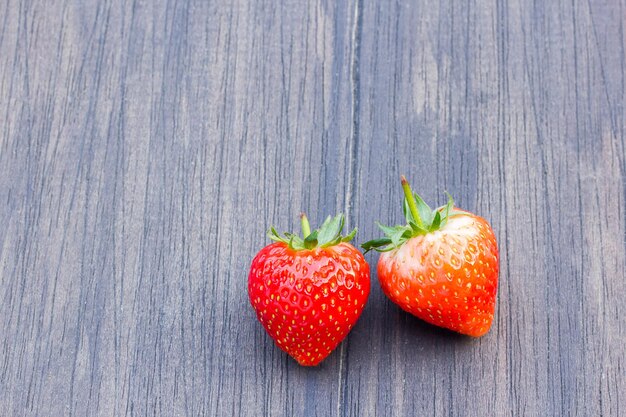 Frische Erdbeeren auf alten hölzernen Hintergrund