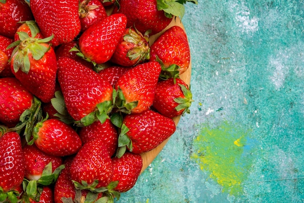 Frische Erdbeeren auf bemaltem Holztisch