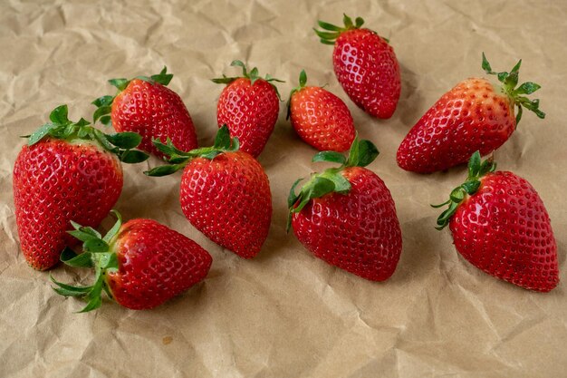 Frische Erdbeeren auf dem braunen Papier