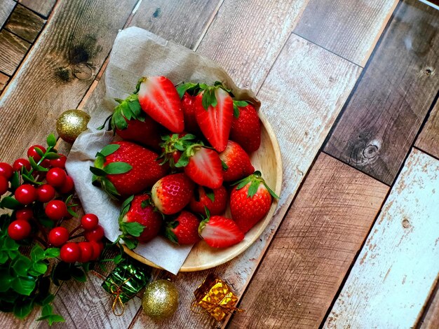 Frische Erdbeeren auf dem Holztisch