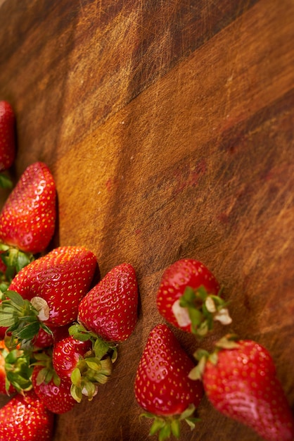 Frische Erdbeeren auf einem Holzschneidebrett