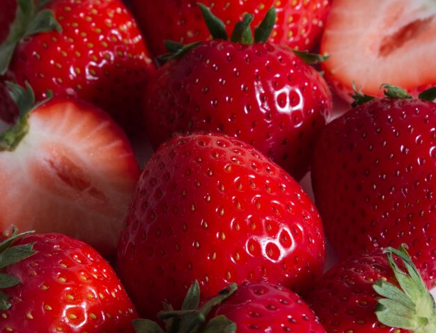 Frische Erdbeeren auf einer weißen Hintergrundnahaufnahme