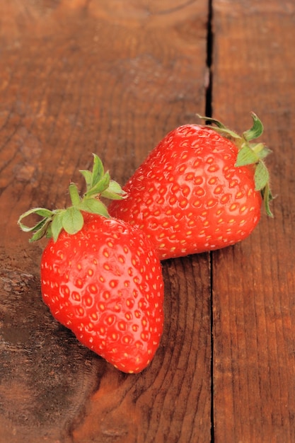 frische Erdbeeren auf hölzernen Hintergrund