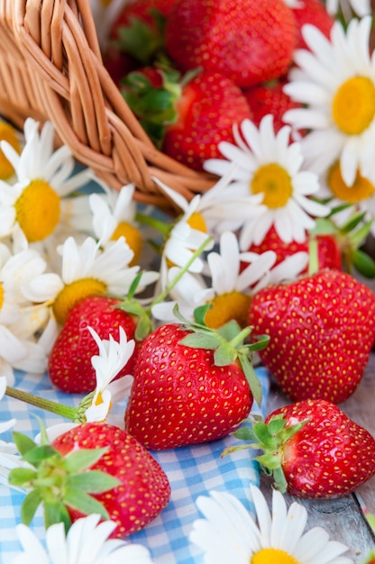 Foto frische erdbeeren auf holztisch