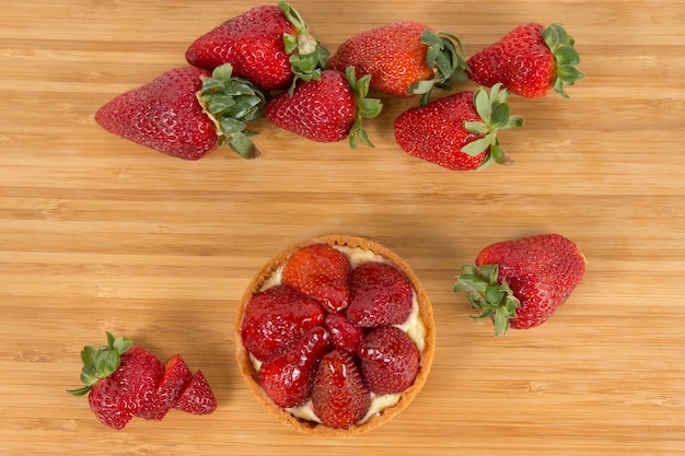 Frische Erdbeeren auf Holztisch