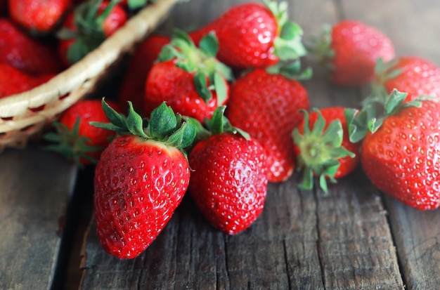 Frische Erdbeeren auf Holzuntergrund