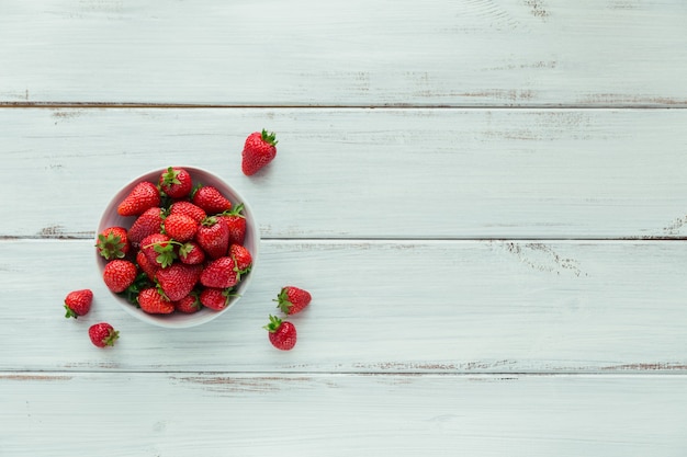 Frische Erdbeeren auf Keramikschale Draufsicht