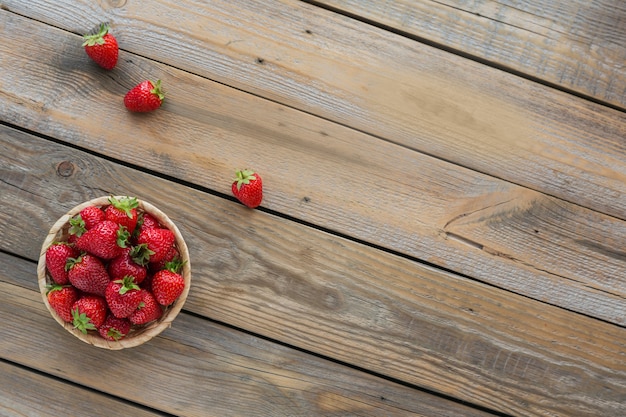 Frische Erdbeeren auf Korb Draufsicht