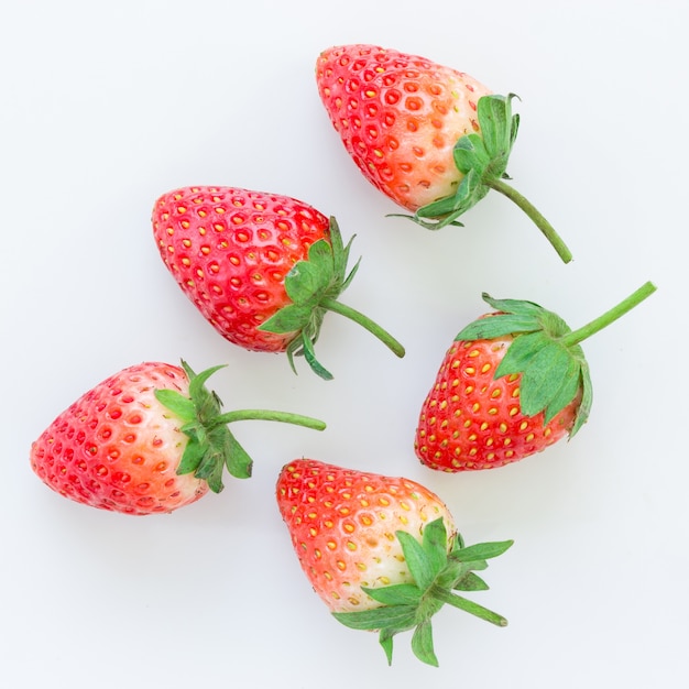 Frische Erdbeeren auf Weiß in der Draufsicht