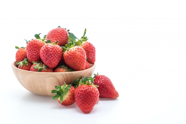 frische Erdbeeren auf weiß