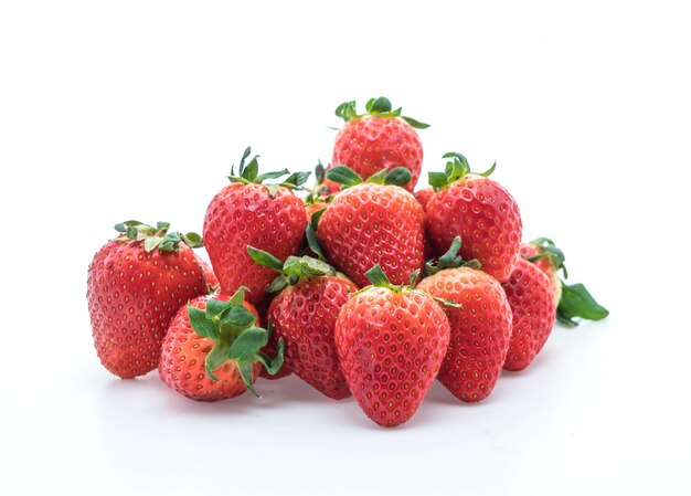 frische Erdbeeren auf weiß