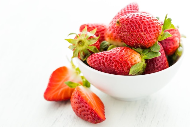 Frische Erdbeeren aus lokalem Bio-Garten.