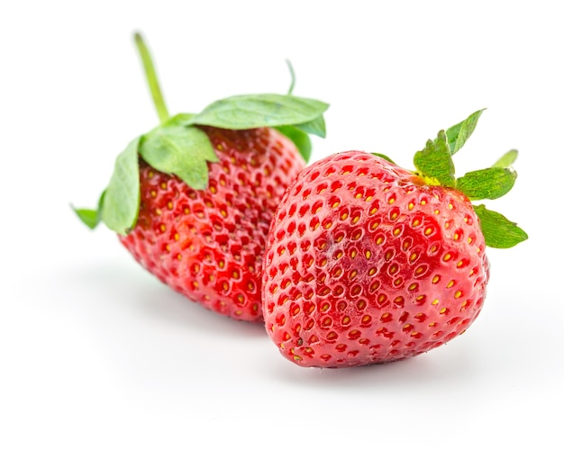 frische Erdbeeren, friut auf weißem Hintergrund