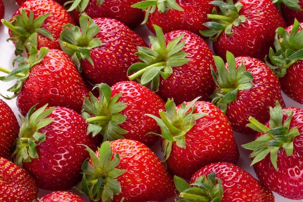 Frische Erdbeeren getrennt auf einem weißen Hintergrund